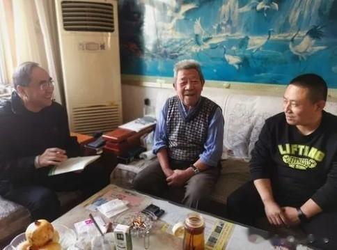 上个月，住北京的小叔邀请我去他家做客，酒柜全是茅台，五粮液，国窖1573等名酒，