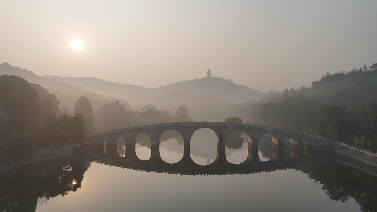 要说对湘潭的“彩色”有一个第一印象，盘龙大观园当仁不让。

就这么一个距离市区这
