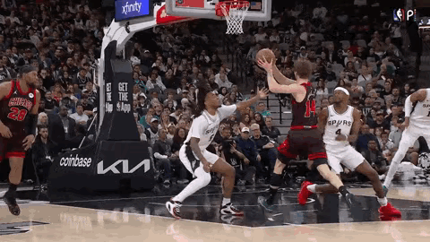 球在上升，而且没有碰到篮板，是个好盖帽