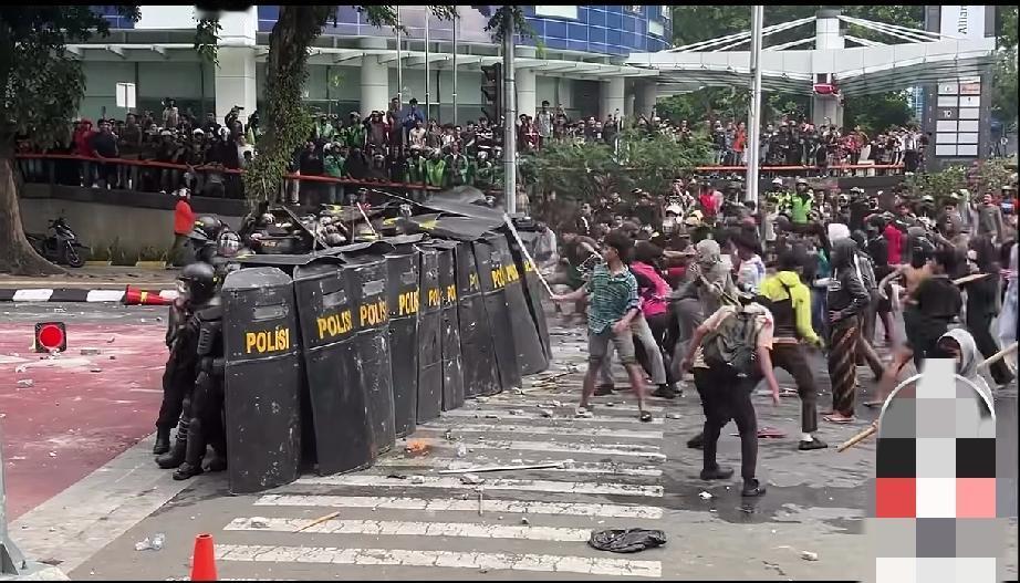 街头暴乱，印尼警察与抗议者对峙。哪里有压迫哪里就有反抗，是一个正义的民族复兴[作