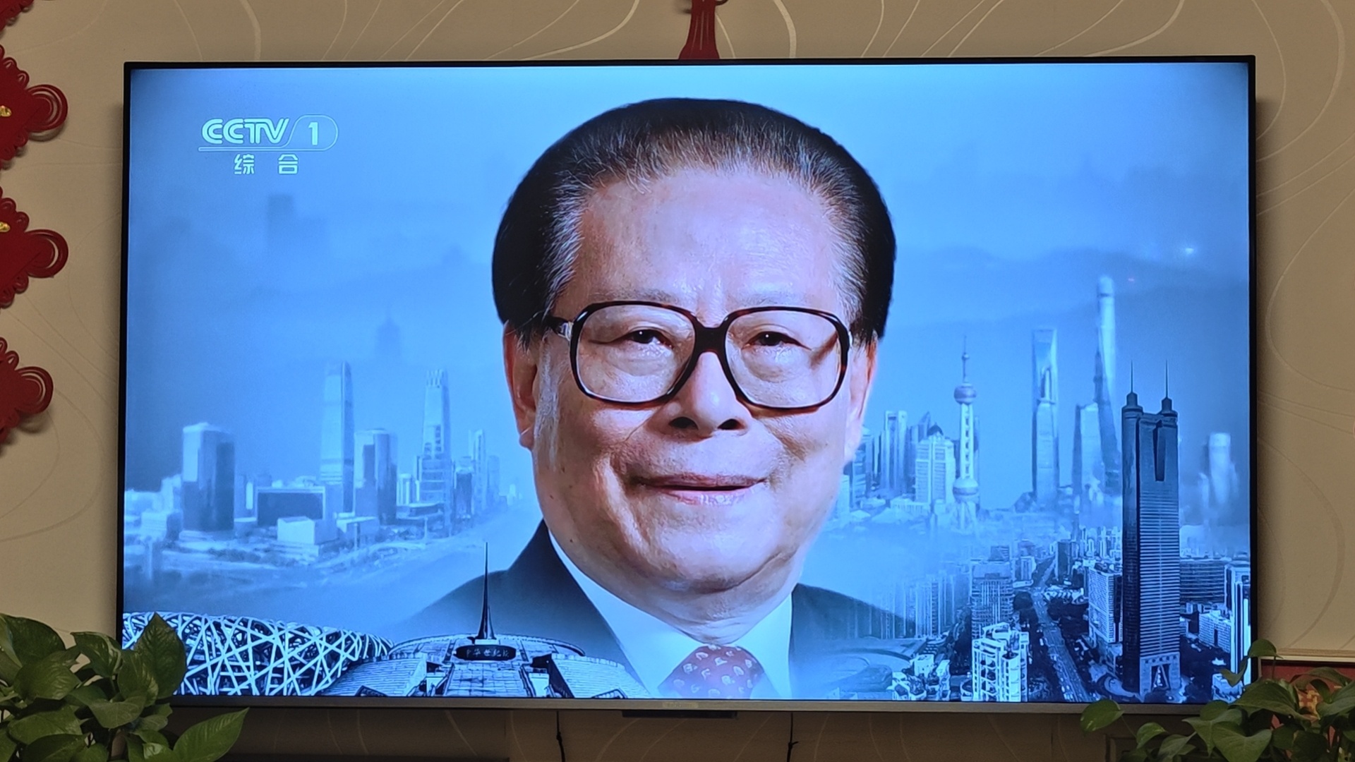 开始观看今晚播出的纪录片第三集、第四集。 