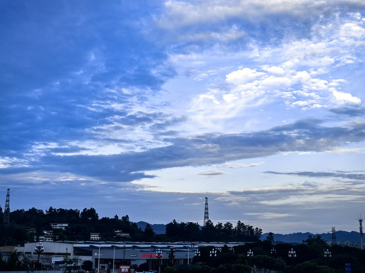 朝霞不出门，晚霞行千里。
今天转了一曼公园，到处都能看到彩霞。
特别是西边那一片