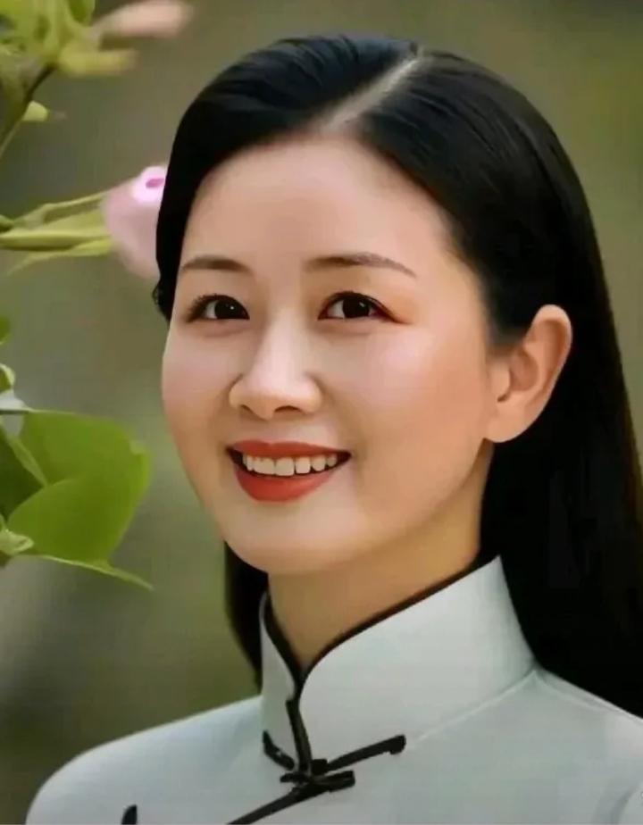 桃李争春叶满枝
暖风拂面醉芳时
韶华已尽容颜老
～～～？

上联：春景美如画；