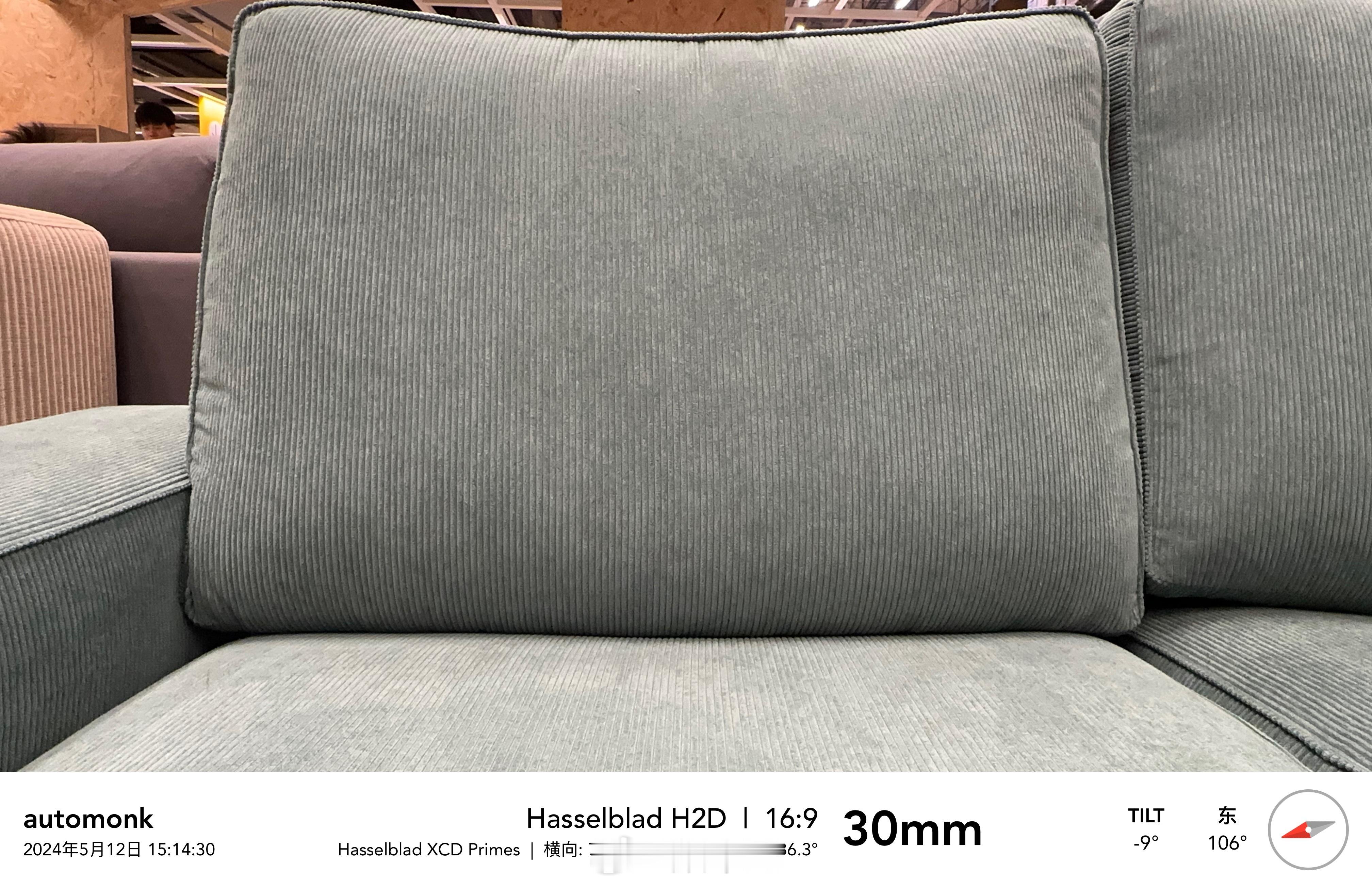 超喜欢灯芯绒织物的沙发或座椅，手感弹滑柔软、绒条清晰圆润、光泽柔和均匀，坐起来很