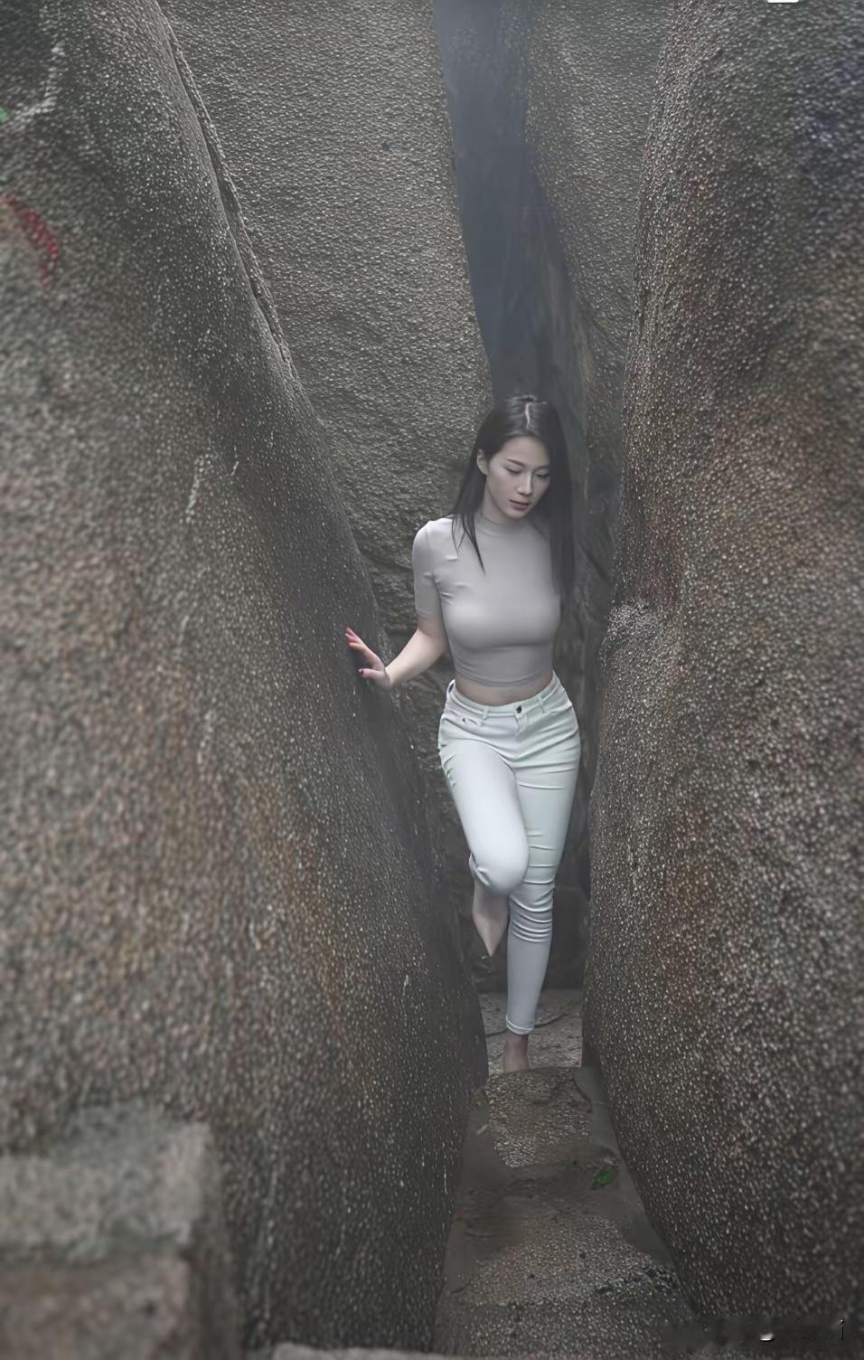 这姑娘在石缝间行走，姿态极为优雅，那步伐稳健得好似在T台上走秀。石缝高低错落，换