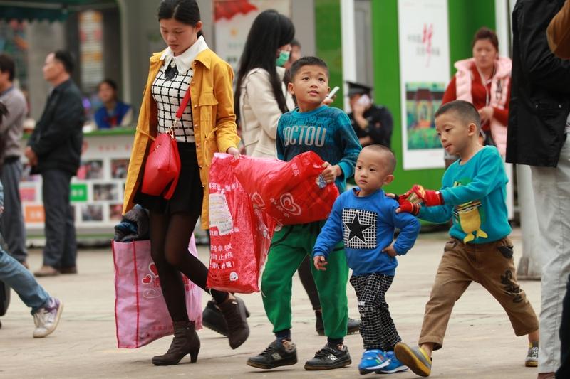 曾经像搬家似的春运大迁徙，如今正摇身一变，成了一身轻松的“空手返乡游”。这可不再