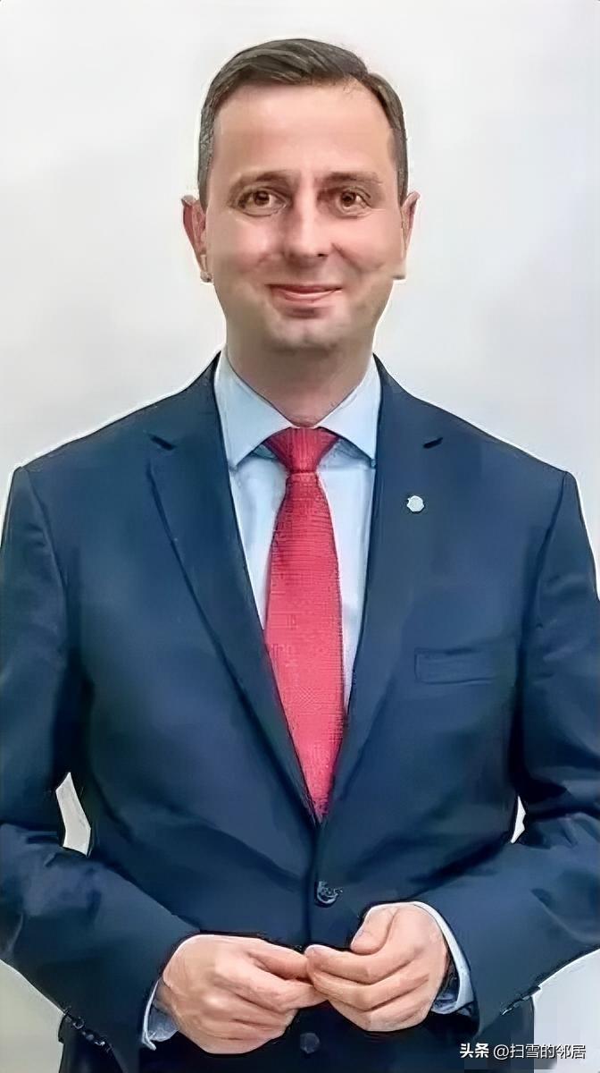 波兰连夜撤兵走人。3月20日，波兰国防部长一声令下，驻伊拉克的大兵们打包走人。这