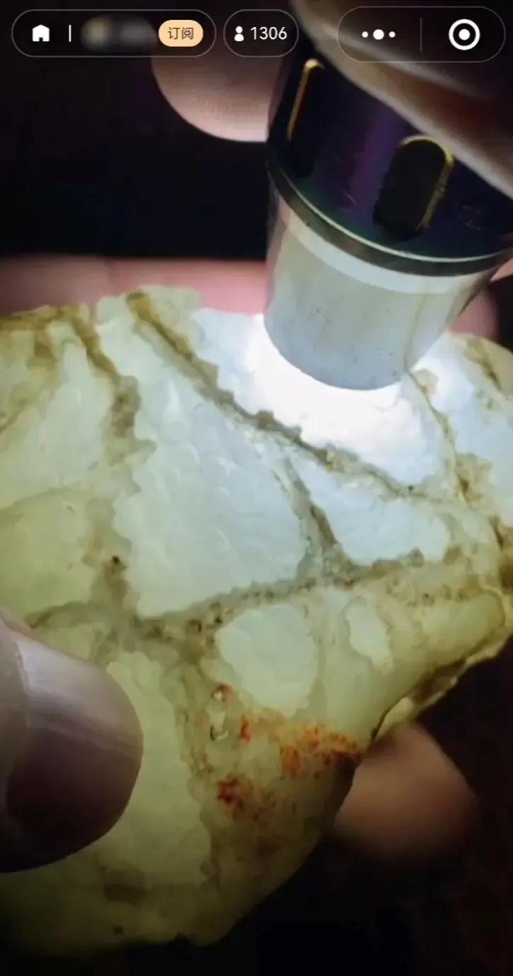 宁波一女子花费283万元购买翡翠原石，到货后却发现是假货，这一事件揭示了直播带货