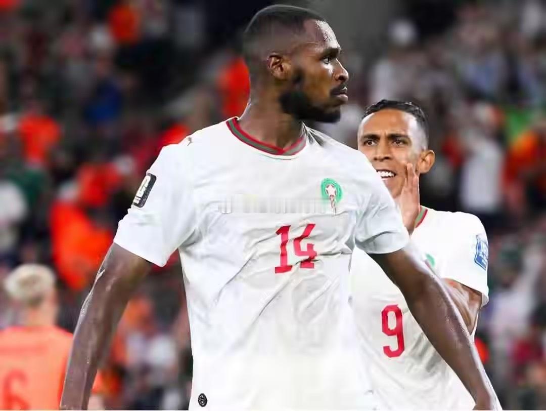 2026世界杯1/16决赛，荷兰对阵摩洛哥。下半场补时第1分钟，迪奥普帮助摩洛哥