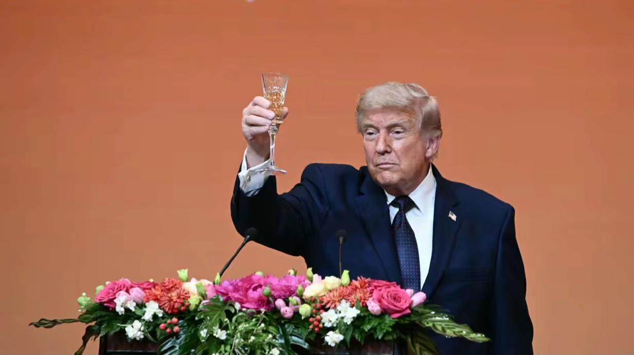 他一生滴酒不沾，这次来到中国，面对满堂宾客却破例举起酒杯一饮而尽。这显然不是简单