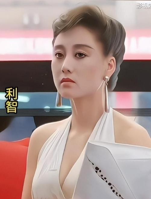 她被4男人抛弃，传闻她与赌王生3子女，更是说她“吊”李连杰十年，可当真相浮出水面