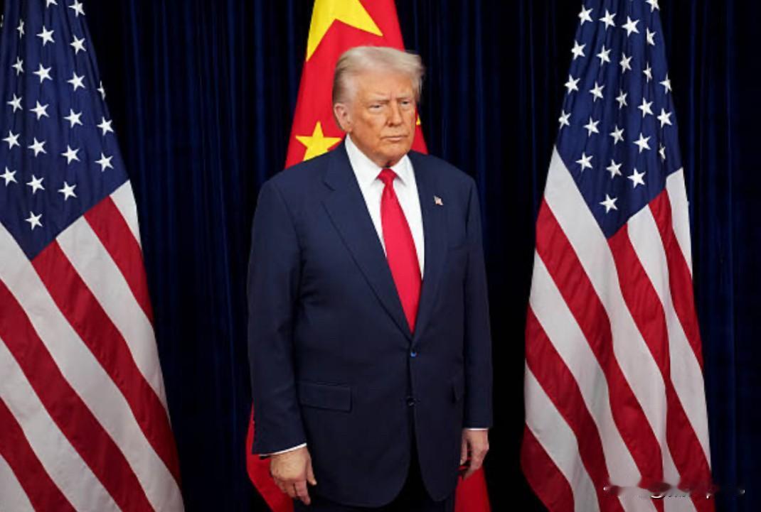 美国媒体拍摄的特朗普在中美会晤时的照片，特朗普站在红旗下，还系着红领带，表情有些