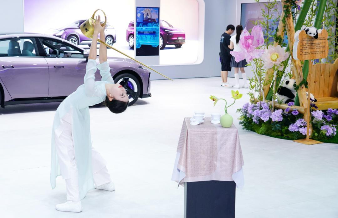 依托东风奕派M8的双头等舱座椅和HUAWEI SOUND 21扬声器，在车内形成