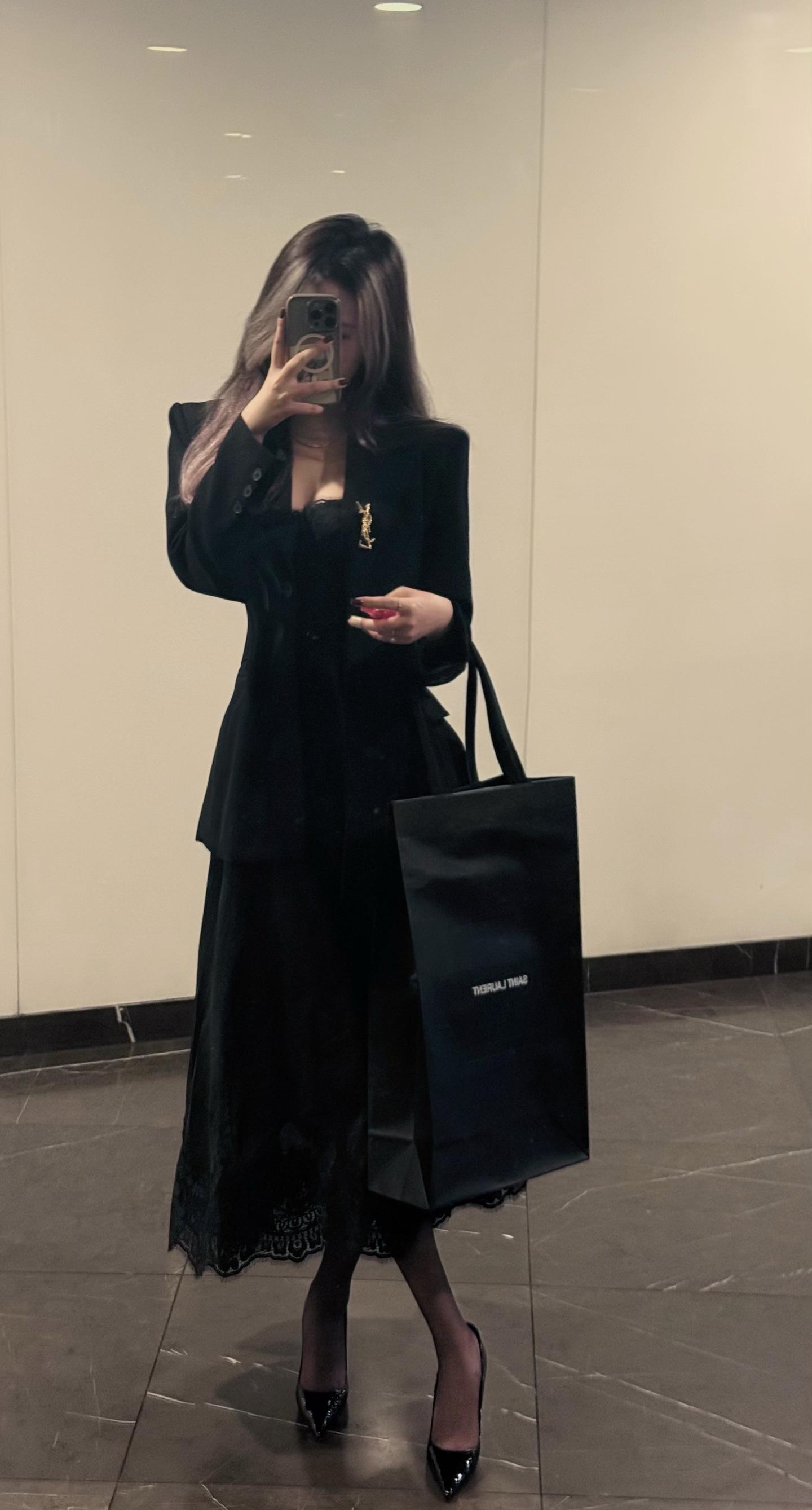 我始终以为我想要被爱、被仰慕。如今想想，说不定我想要被了解。