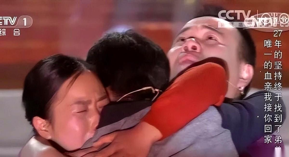 1992年，一对夫妻，把自己绑上炸药，点燃了。
轰隆一声，血肉横飞。
点火前，他