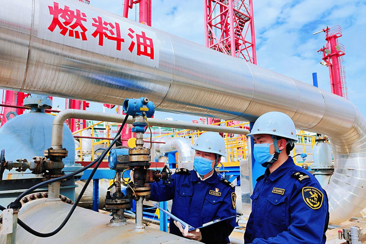 看来这仗有得打了。据彭博社报道，中国已要求其炼油厂停止出口燃料及石油衍生品，并停