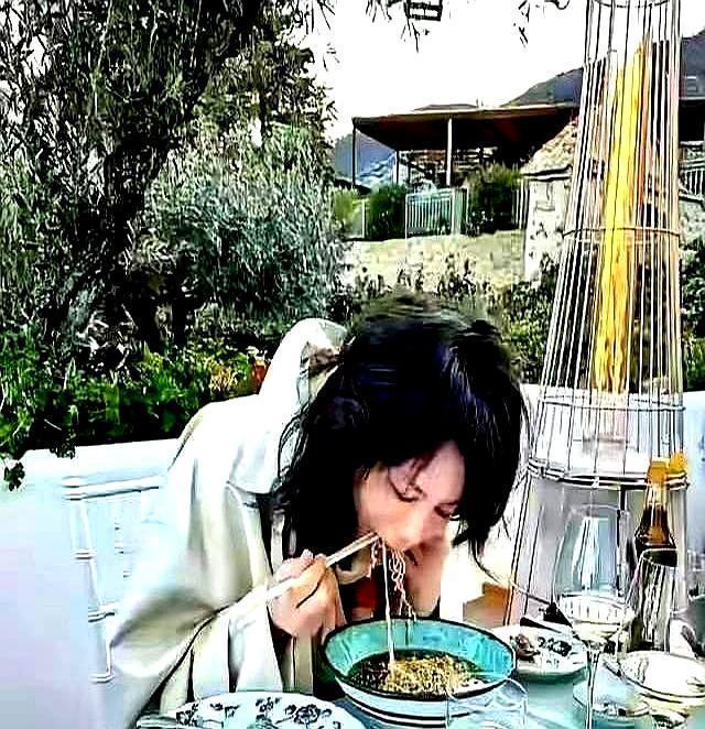 刚唱哭全国，王菲就被曝裹军大衣街头吃泡面？真相扒开，你可能要沉默了。
 
台上，