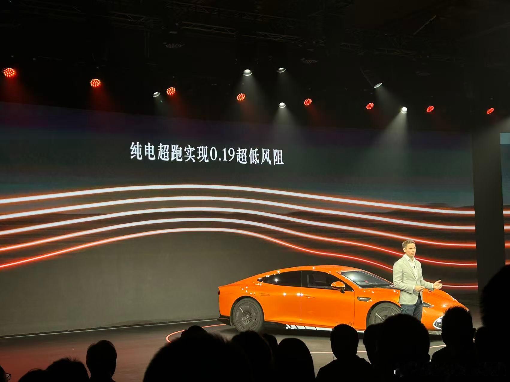 奔驰把今年8月刷新了电车24小时耐久赛纪录的AMG GT XX拉到了广州，有点跟