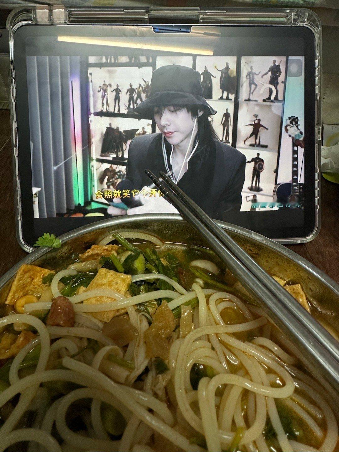 生活手记今天早午餐是螺絲粉，還有同事分享的大棗子。看著可愛老大，還有曬曬我家可愛