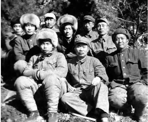 湖北省军区首任司令员：李人林少将
  第一张照片是在朝鲜前线的部分军以上干部合影