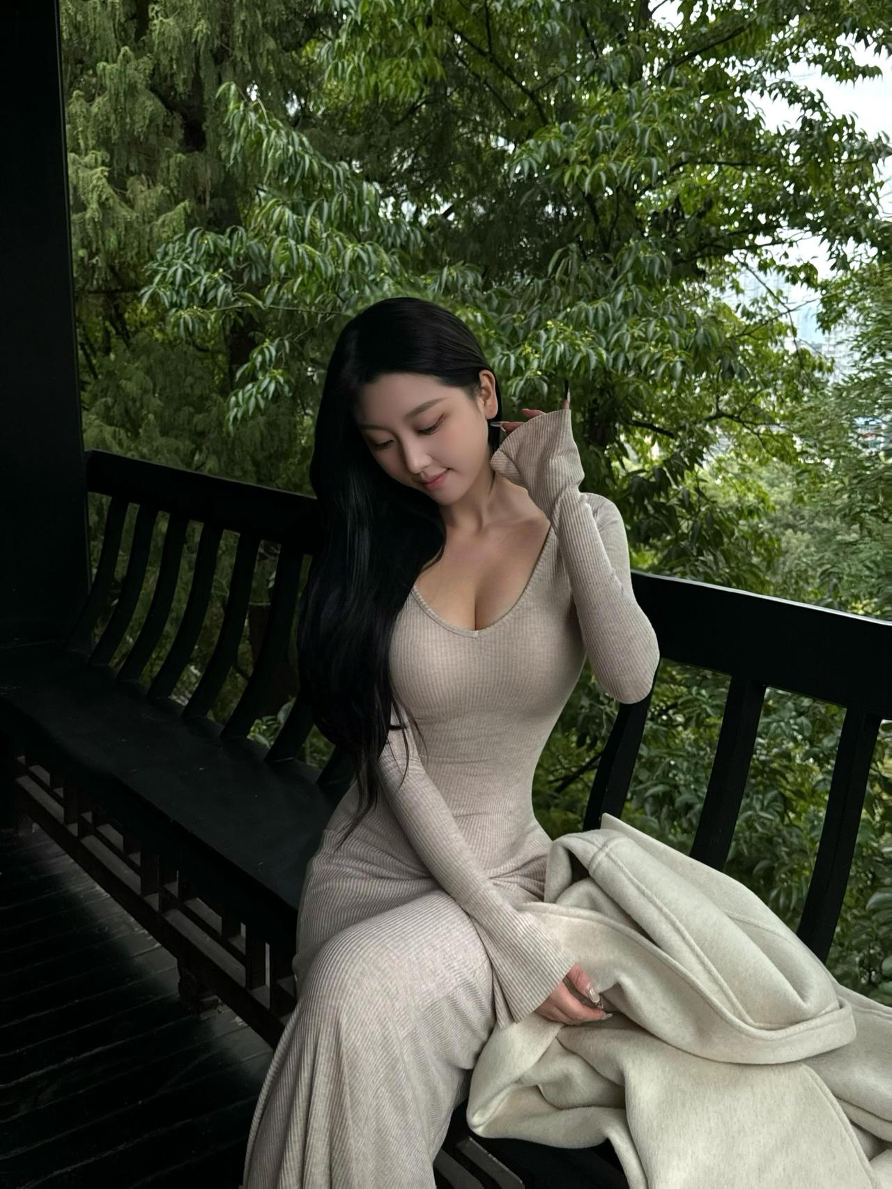 八声甘州·林间闲坐

作者/朱珠
 
正林阴叠翠覆闲台，风轻惹衣香。看云垂衫色，