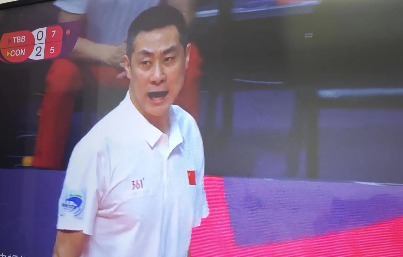 天津女排主教练陈方，是中国女排主教练最佳人选，理由如下：
1.比赛一直站在场边，