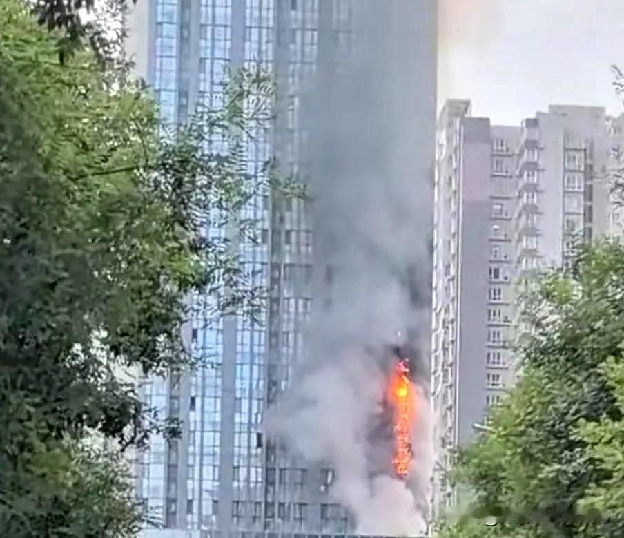 6月3日，网传西安北郊一写字楼发生火灾，大火从一层快速烧到顶层。

说真的，现在