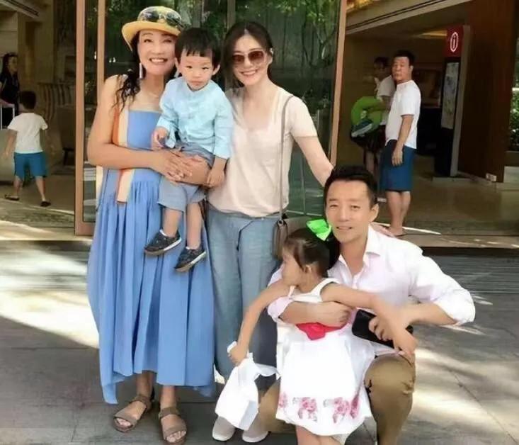 台媒体最近报道，大S正在商讨复婚的事宜，并以两个孩子为借口，希望重新回到汪小菲身