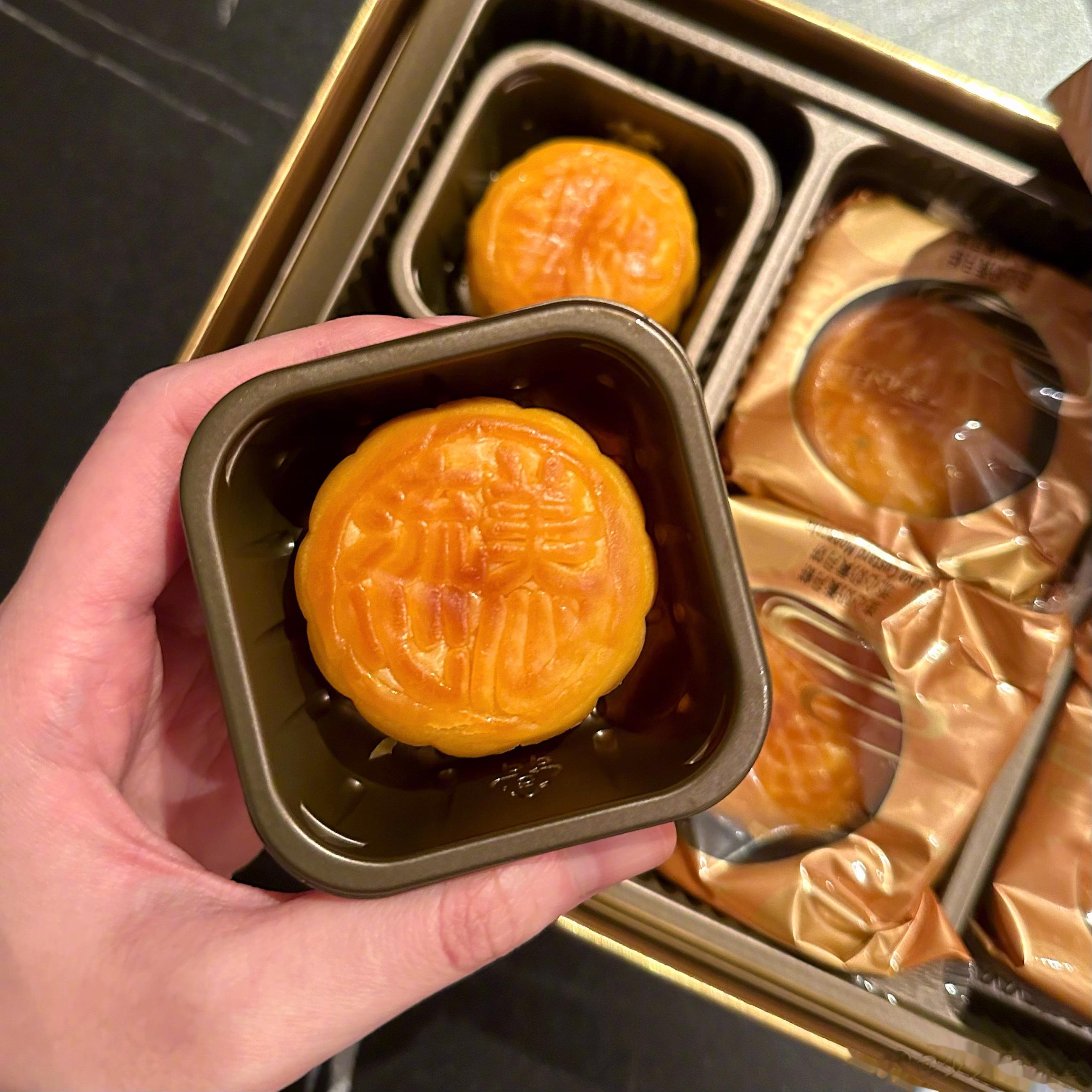 深夜来一发月饼测评🥮奶黄 莲蓉月饼 有名的几款对比下🆚喜欢吃流心的选美心半岛