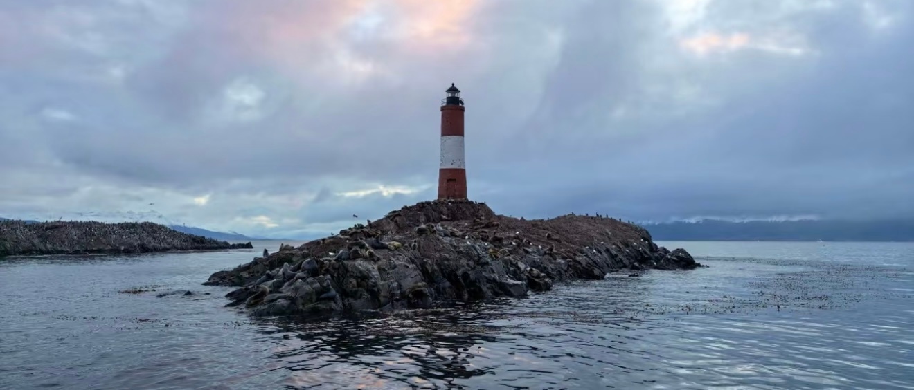 我们终其一生寻找的，应该是自己喜欢的生活方式，和想成为的人。所以，多走点弯路也没