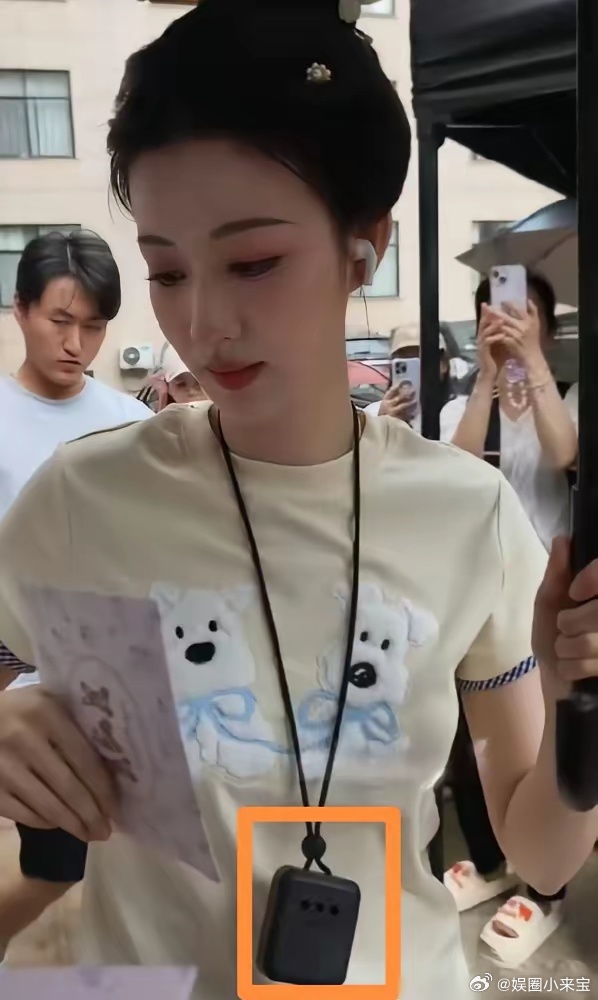 一个女明星，竟把空气净化器挂在脖子上拍戏，这得多娇气？一开始还以为是耍大牌，搞特