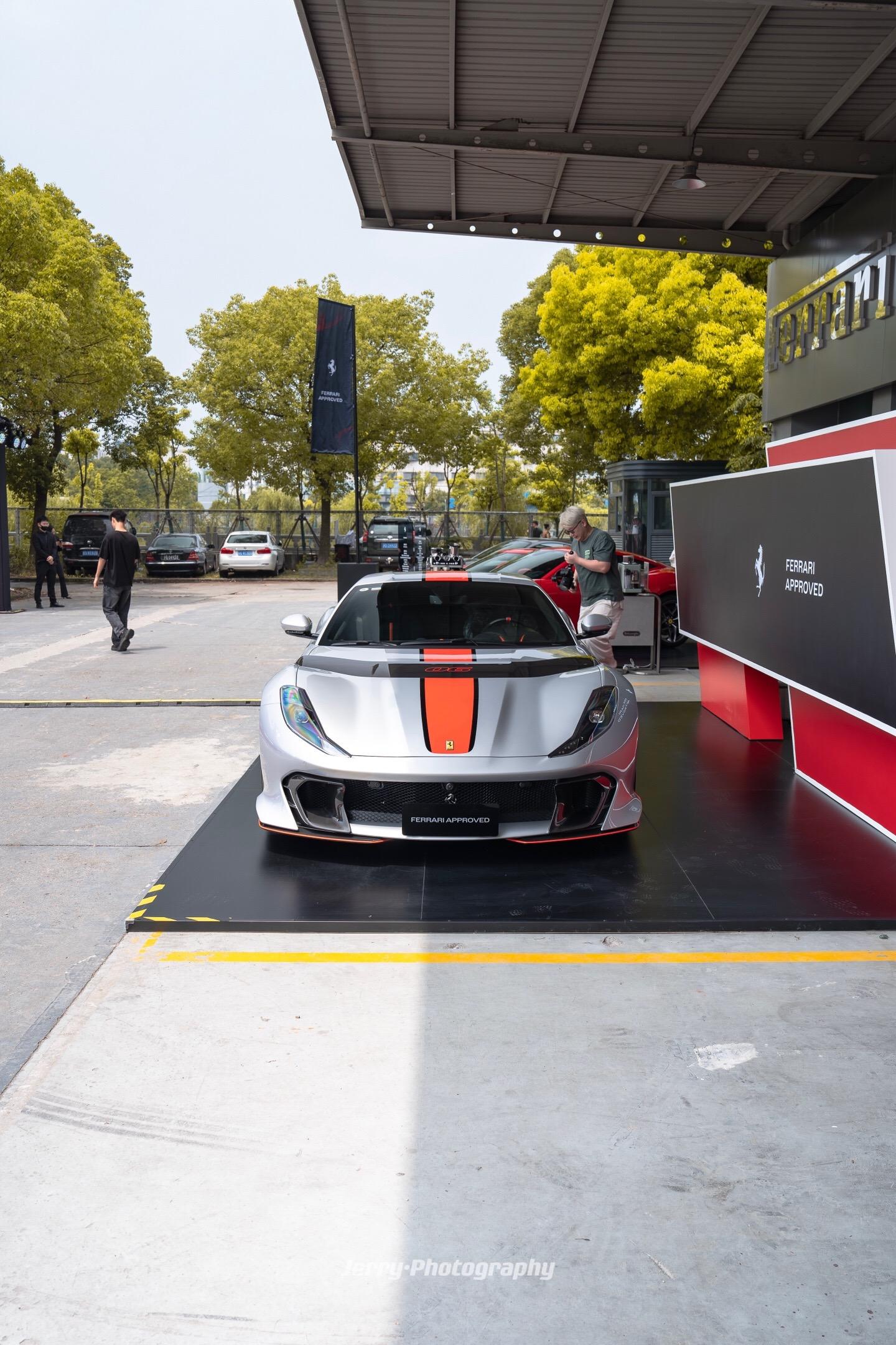 Ferrari 812C.一台纽博格林银色的TailorMade 812C，橙色的拉花也非常亮眼，终于见到一台也是spec的812c了