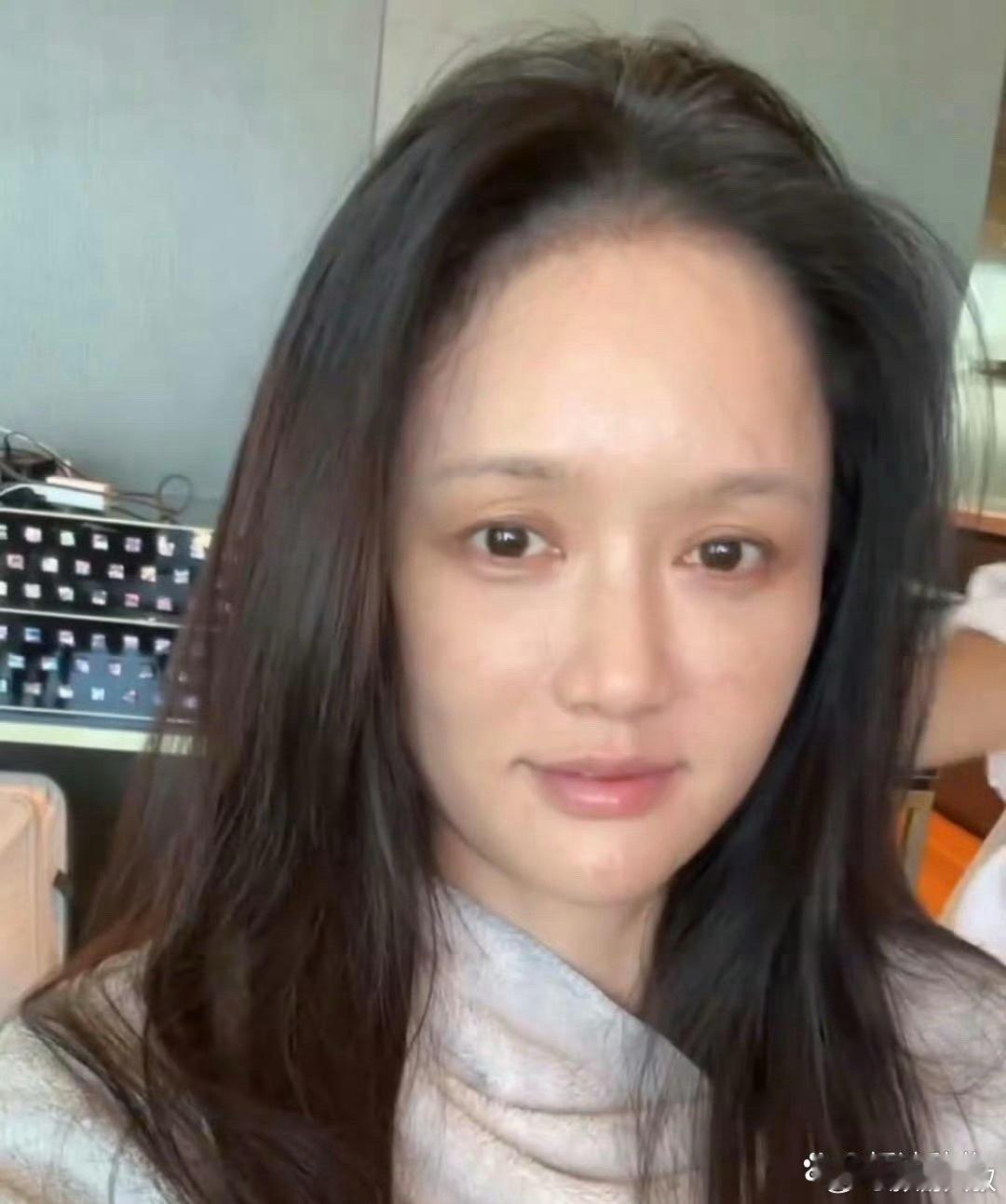 陈乔恩毫不避讳地秀出素颜，展现真实自我。她用勇气回应外界，传递自信之美。 