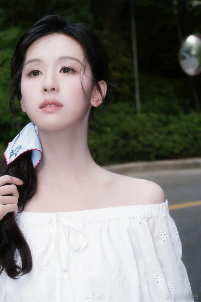 陈都灵一起散步吧、陈都灵白色春日随拍沉浸式感受春日林间的惬意，陈都灵温柔浅笑气质