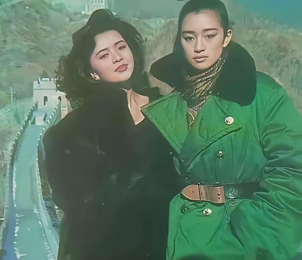 巩俐与陈玉莲的早期合照，从中可以窥见不少细节：

1，港星陈玉莲更时尚，头发是当