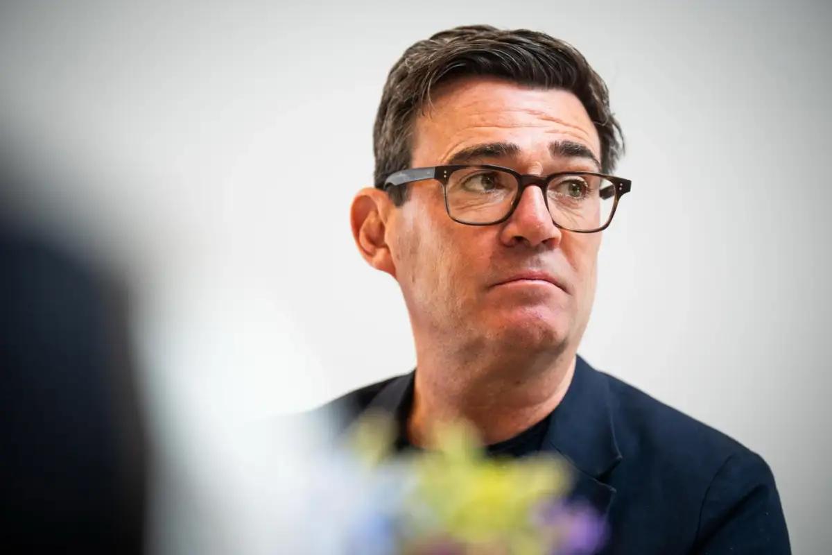 硬刚到底。

拉夫罗夫刚警告英国“直接参战”要承担后果，英国首相安迪·伯纳姆直接