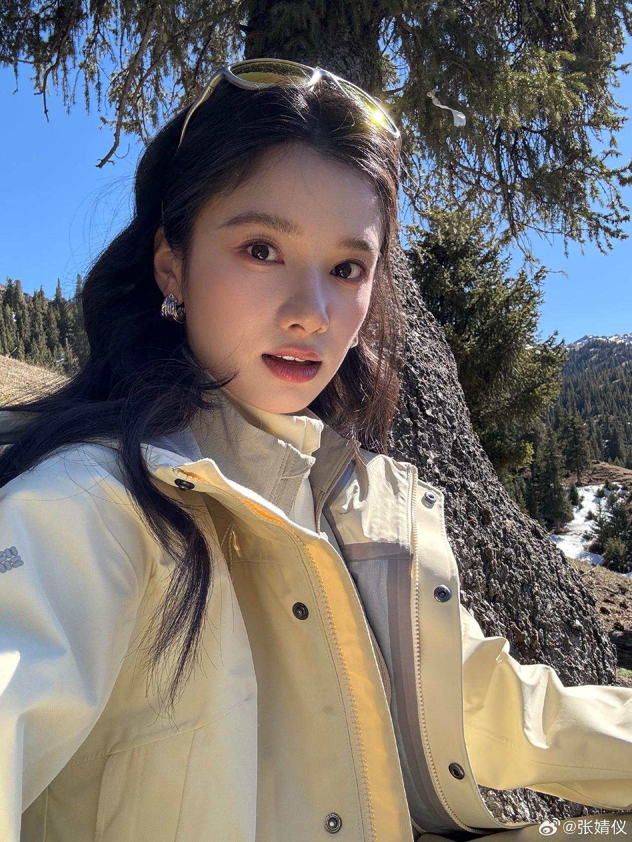 张婧仪这自拍🤳太美了吧，好完美的颜，千金气质张婧仪胶片感 张婧仪穿搭思路