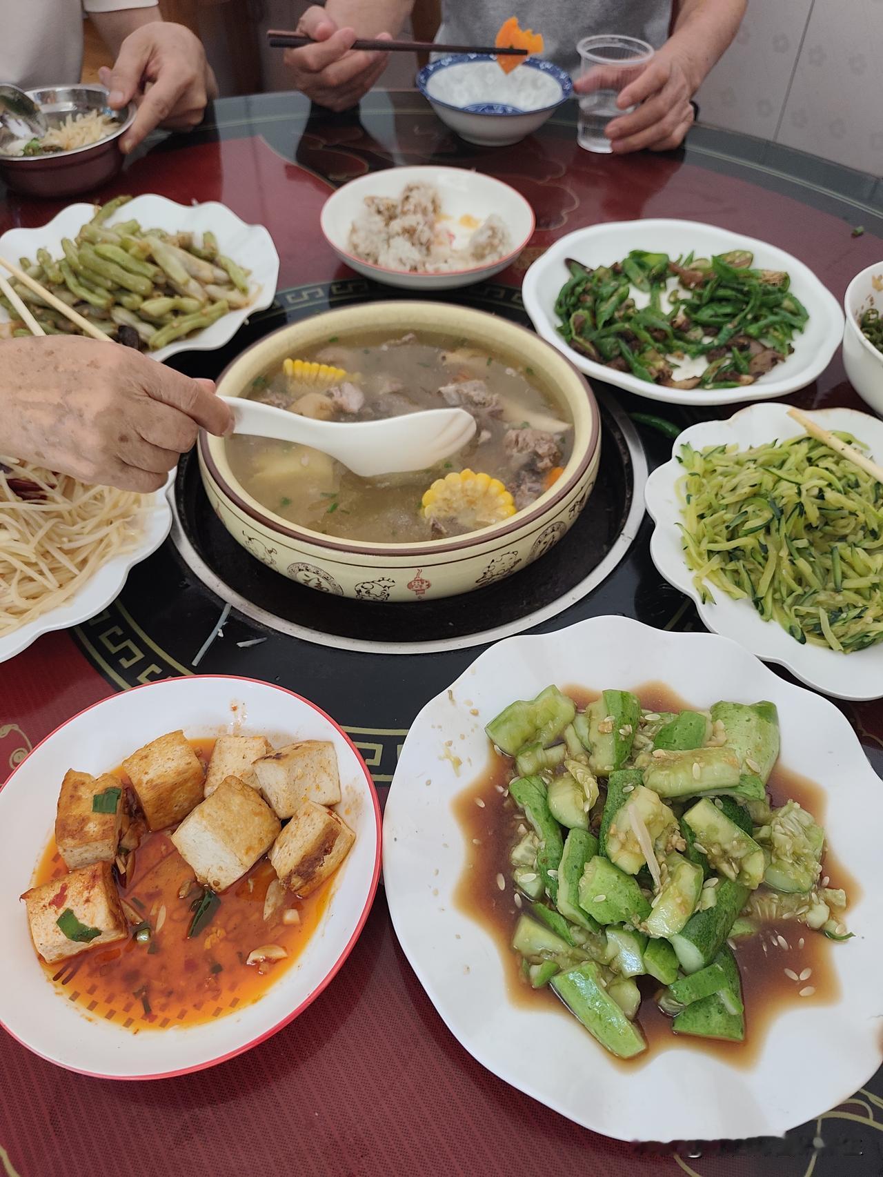 宜昌耄耋避暑客大口吃肉，全程猪油 ，十分豪横。
     我在长阳县青岗坪村二组