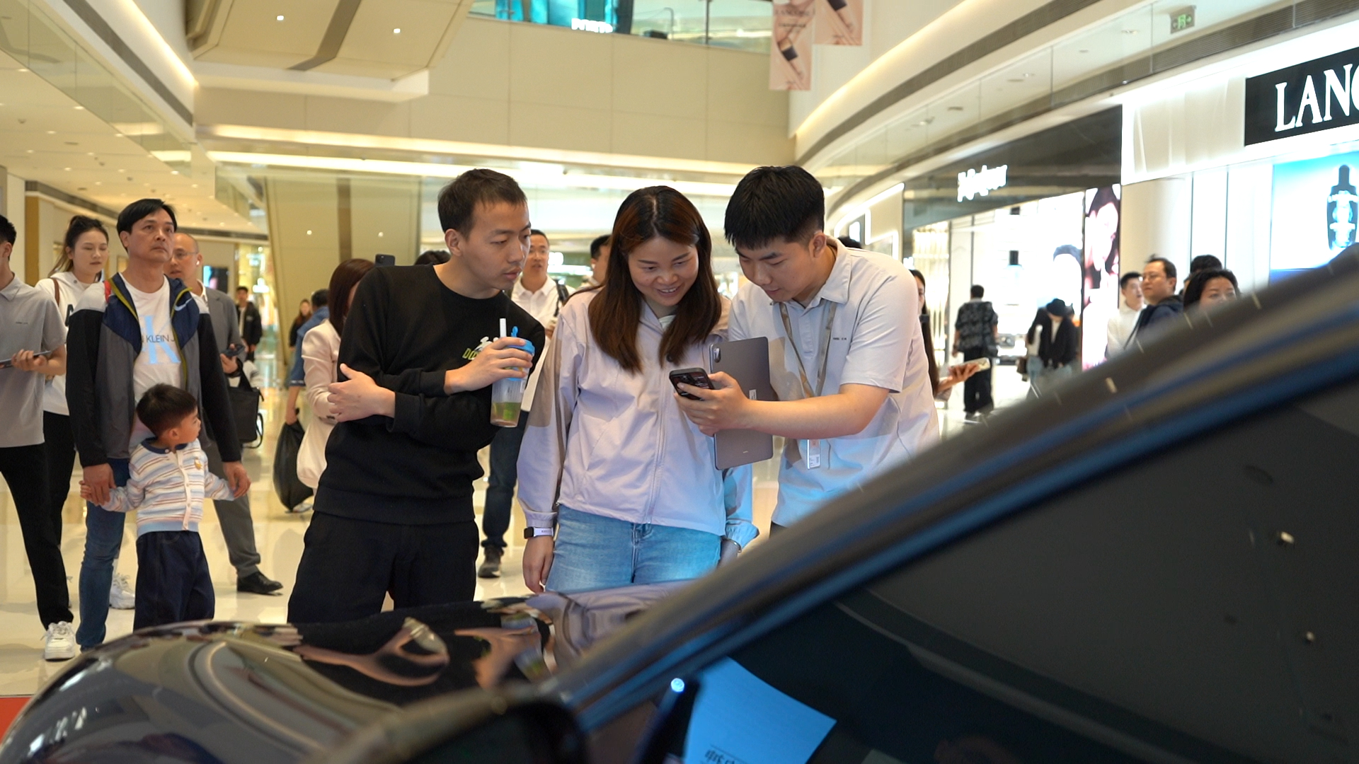 启境GT7全国巡展来了被五一商圈人流震撼到了 逛个街被这台车硬控了半小时。商圈里