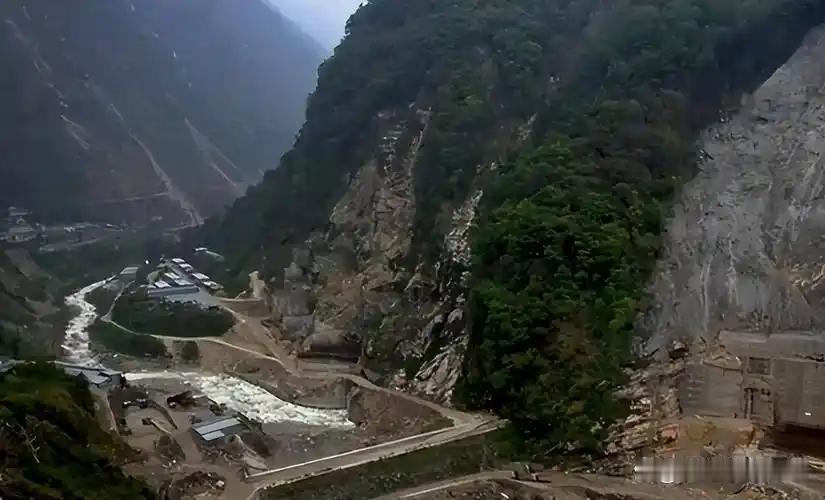 中印边境一声巨响，印度水坝塌了。

7月20日下午，锡金邦萨马尔东村的山谷里，一