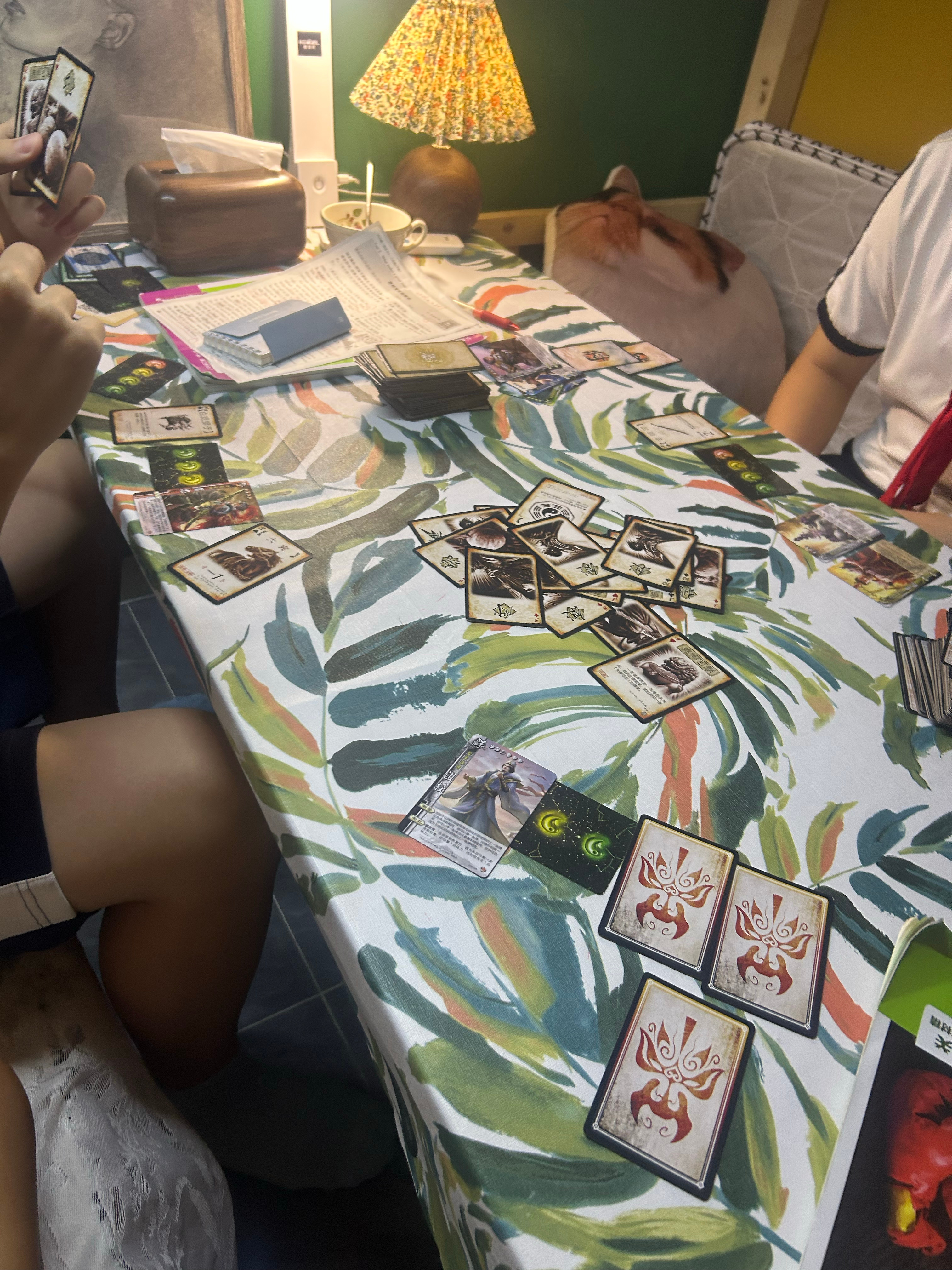 明天早起的我这个点才下课，都怪我们课后玩了一会三国杀[笑cry]今晚我们仨都笑尿
