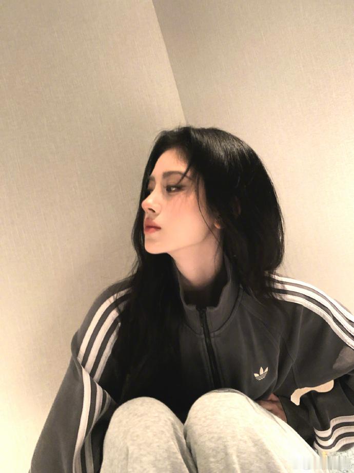 鞠婧祎完全发量王者鞠婧祎怼脸洋娃娃具象化了，长长的睫毛还有蓬松的卷发鞠婧祎怼脸洋