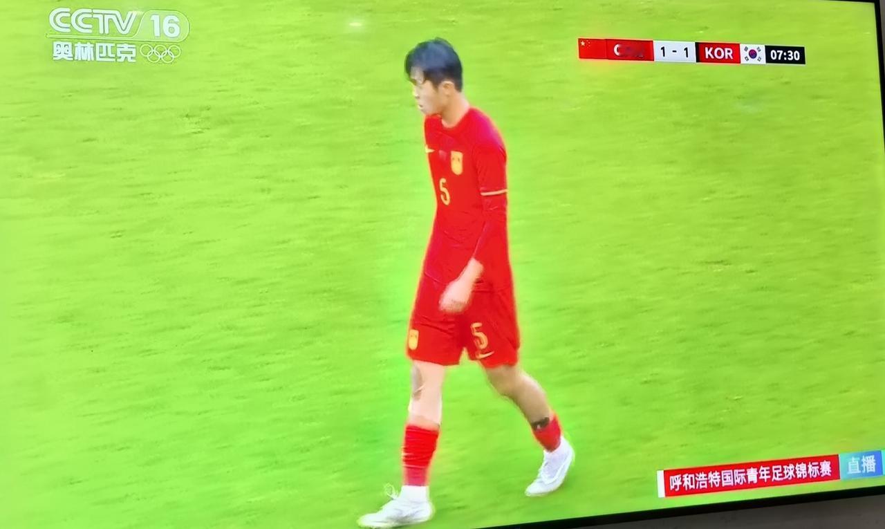 才7分钟！中韩打成了1：1！
这是呼和浩特热身赛的争冠赛啊！
之前，国少连胜乌兹