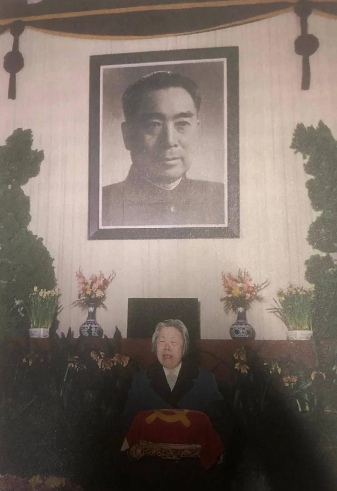 周总理半夜醒来，警卫想叫邓大姐被制止，留下永久遗憾
1976年1月对中国人民来说