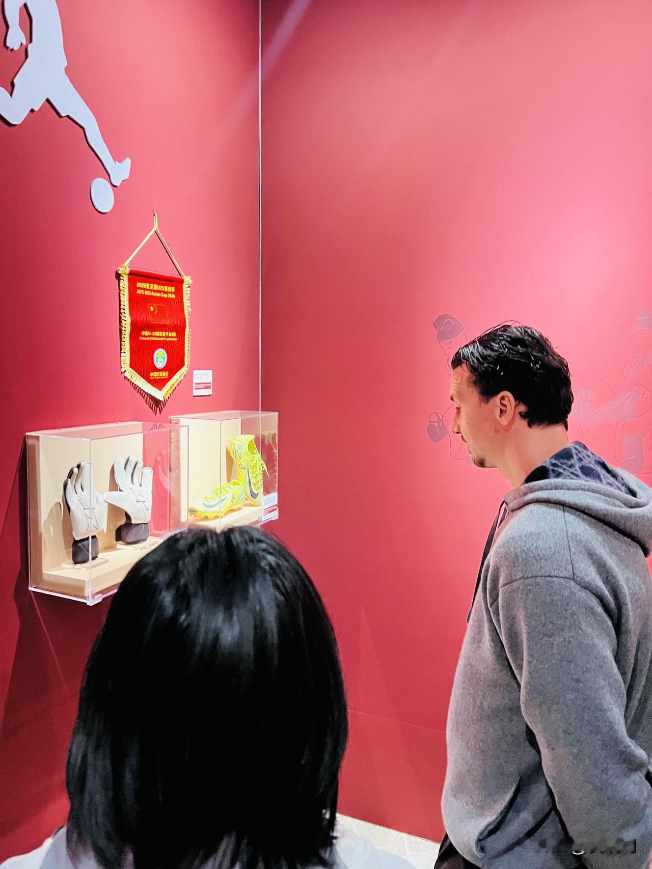 知名球星伊布到访米兰中国之家，现场看到了这里展览的U23国足物品时，他主动问到了