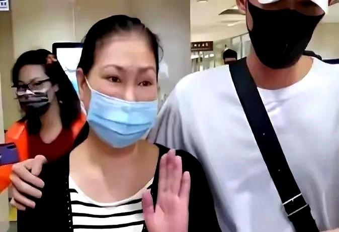 汪小菲这波操作真让人感慨！

眼瞅着婚礼倒计时，他居然亲自给前丈母娘黄春梅递喜帖