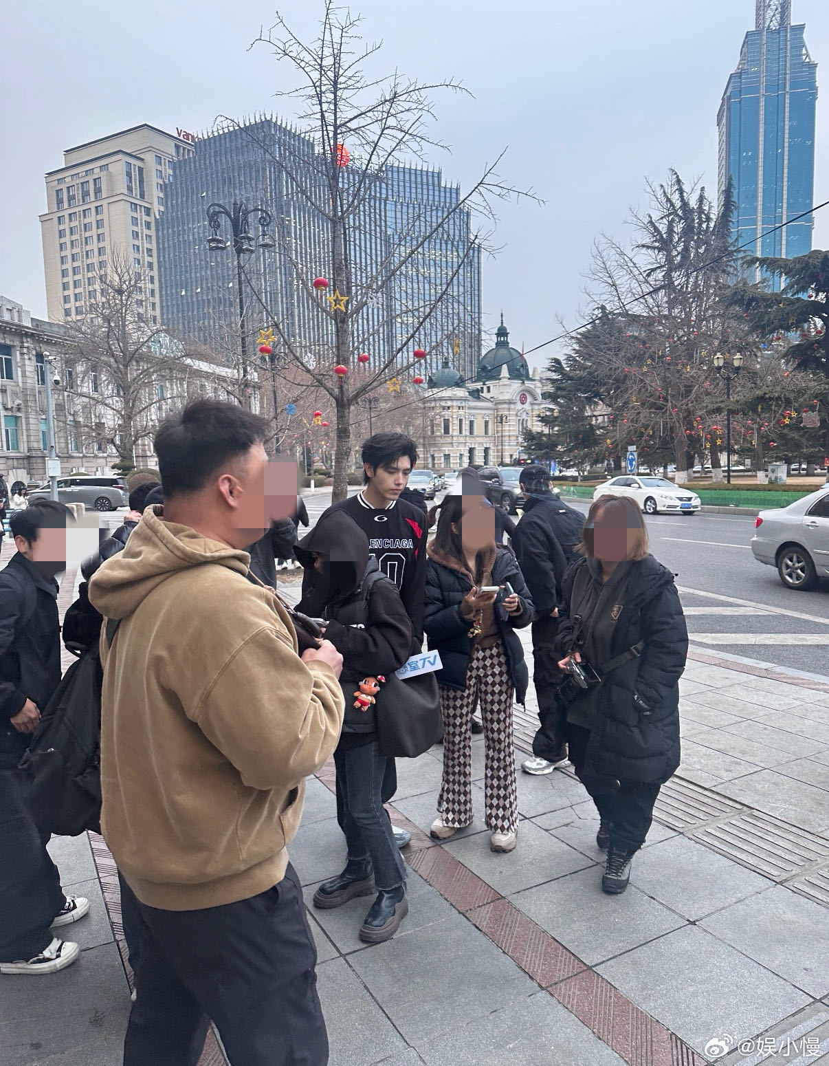 买烤冷面偶遇陈飞宇羡慕这个词已经说累了…网友买烤冷面偶遇陈飞宇，生图状态绝了，街