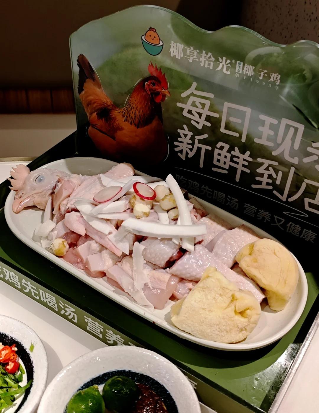 榴莲椰子鸡也太惊喜了！
店内整体是清新柔和的椰系装修，灯光温温柔柔的，座位宽敞不
