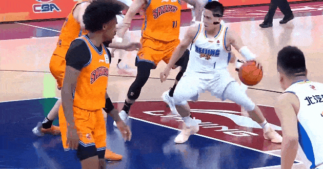 张镇麟开局攻守一体，三分稳稳命中，大帽陈盈俊




北京上海强强对决打响，上海