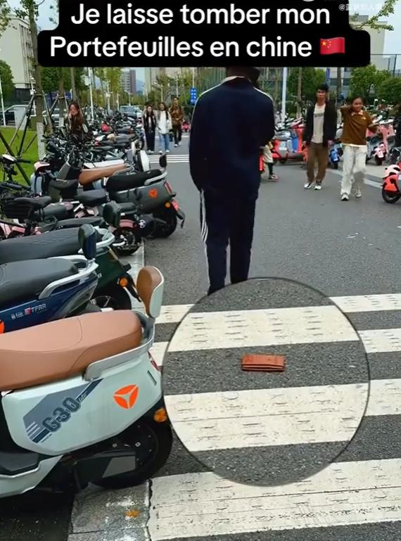 外国网红故意丢钱包测中国人素质，结果无数路人连捡都不带捡的，有的人最多看一眼，甚
